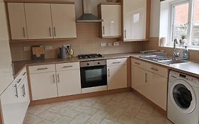Modern Roomy 3 Bedroom Home Pershore